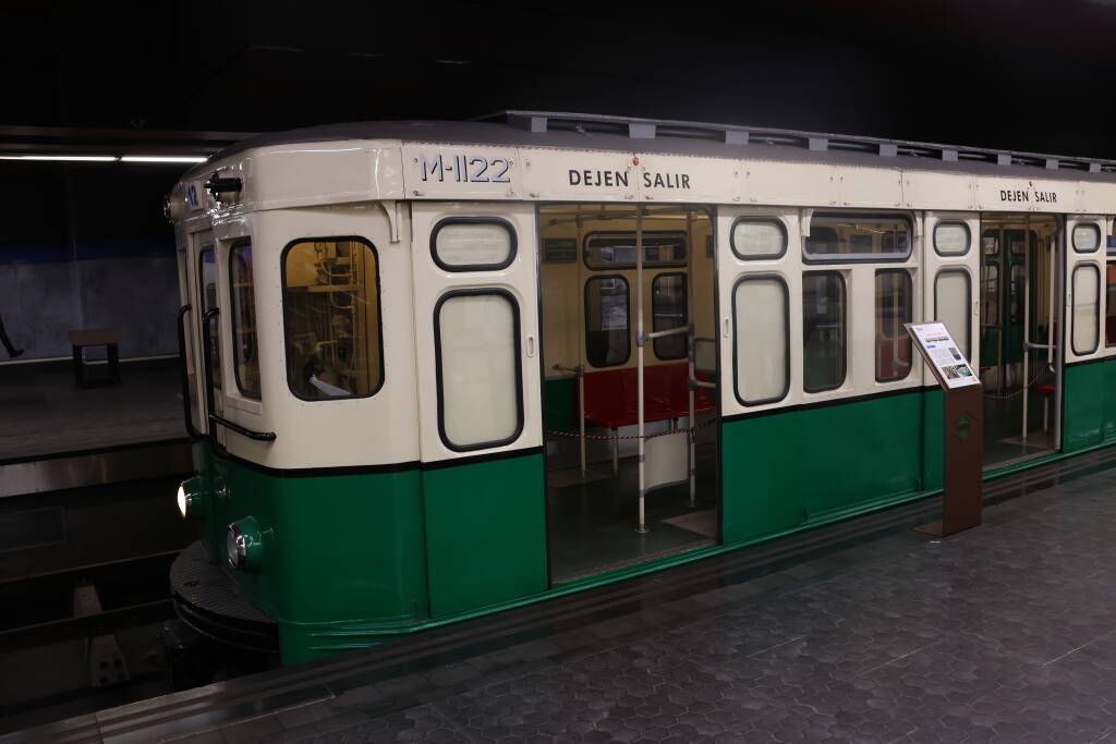 Historical Madrid metro rolling stock in green-white livery.