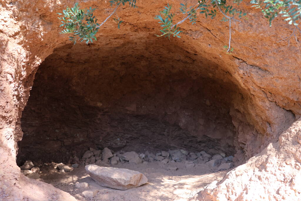 A little pseudo-cave made by erosion.