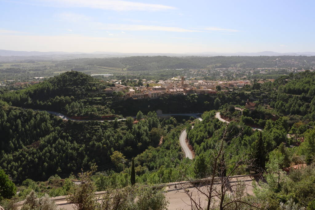 I climbed above the road, hoping to find a nice footpath. It wasn't there but the views were impresssive.
