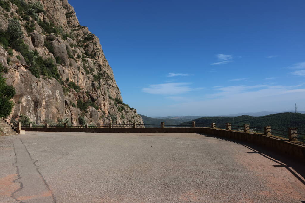 The road ends by a parking with a view.