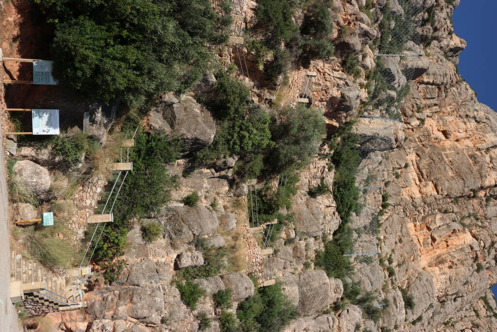 Continuation by stairs.