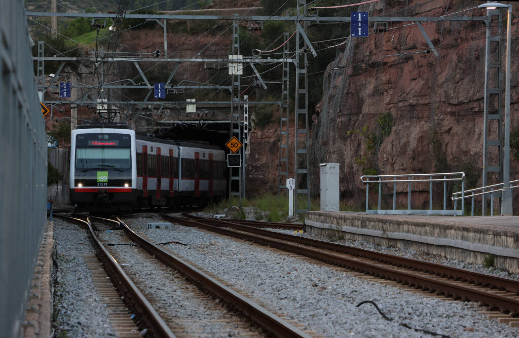 Local train (1000mm gauge, 1.5kV=) will bring me back to Barcelona.