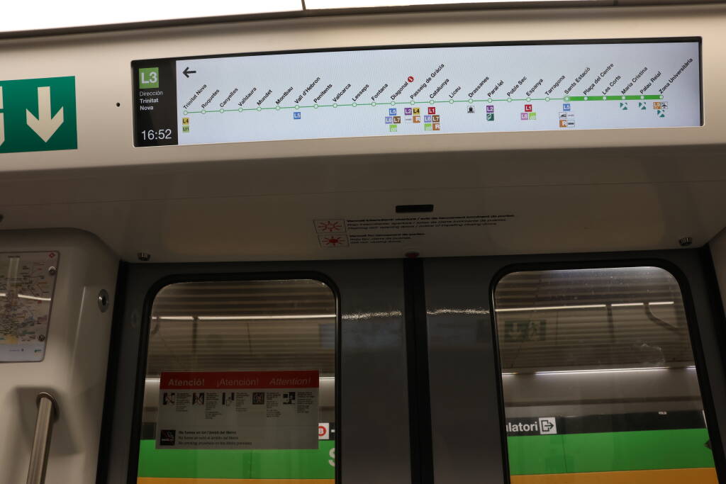 The so-called dachshund display over the doors seems to be electronical, not paper as in Prague.