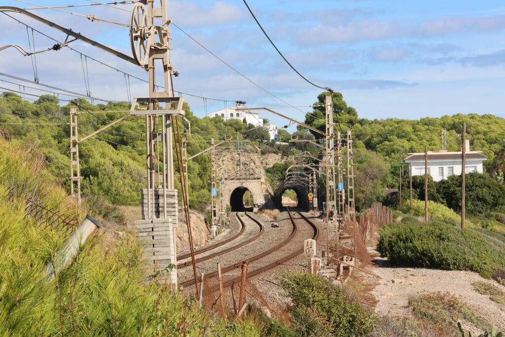 Walking back from the railway museum along the coast and tracks. The right tunnel is the original one, the left one was added later.