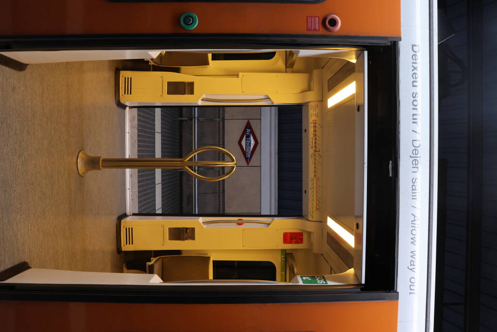 At the terminus Avenida Tibidabo, there is only one track and the metro opens its doors on both sides.