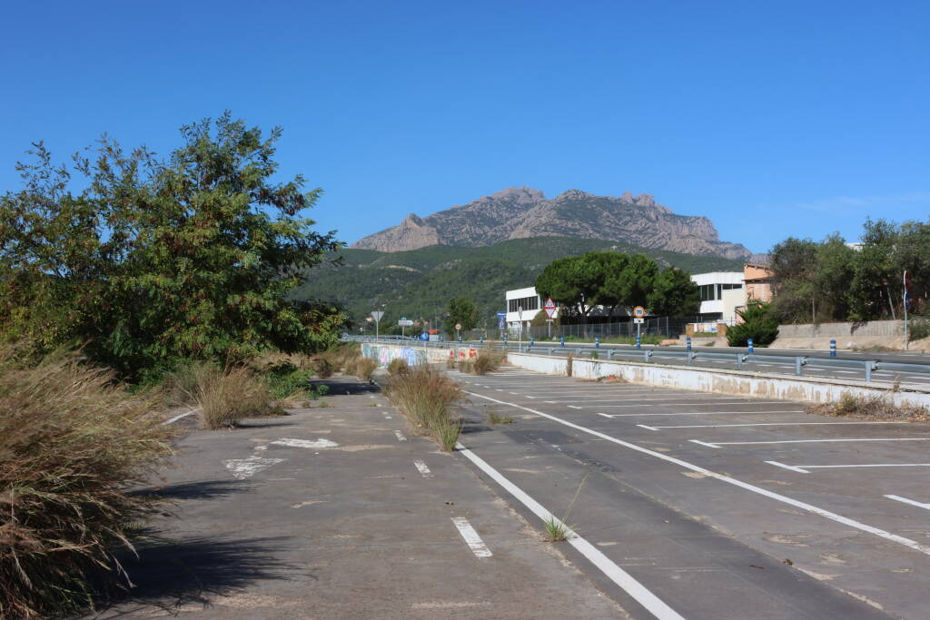 Road archeology under Montserrat. Most probably this is an older version of a road bypass around Olesa de Montserrat, currently being used as a parking for a local car dealer. There are lots of demolished buildings further to the left.