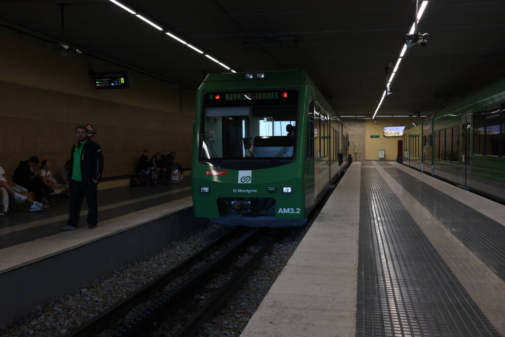 Quite many people were waiting for the cog railway.