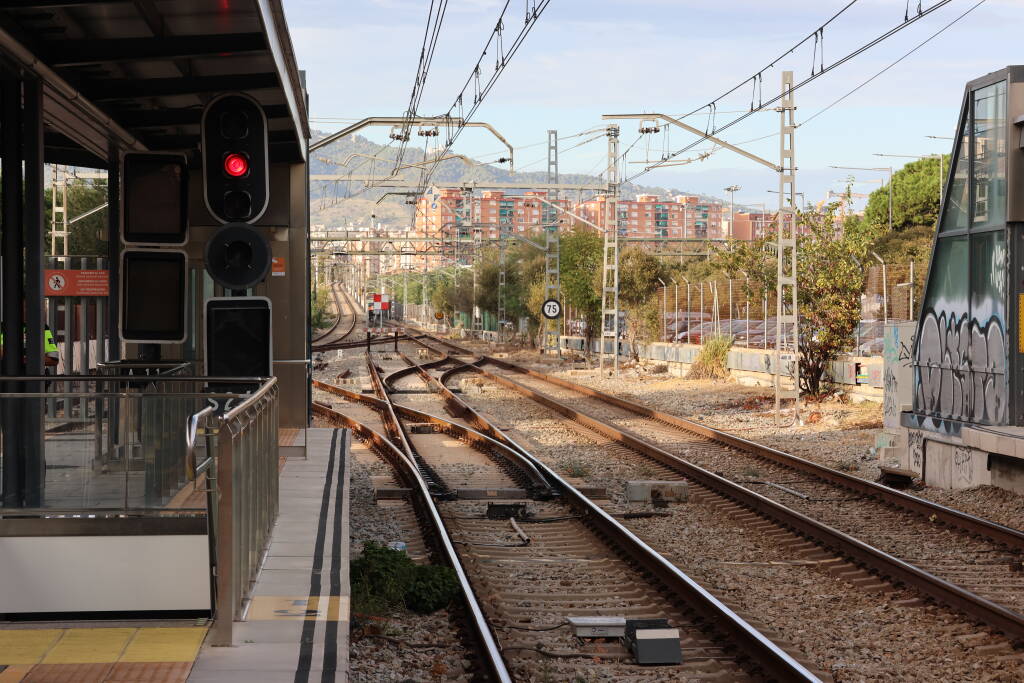 Track configuration in Bellvitge / Gornal station. The middle track is probably sometimes used to turn trains around or to store them for a while.