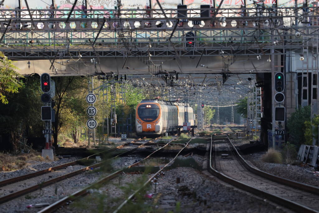 Local train in the opposite direction than I need, approaching Bellvitge / Gornal. Class 463 or 464, Civia.