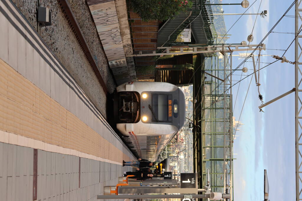 This train is not in service and rides through the station full 90 km/h.