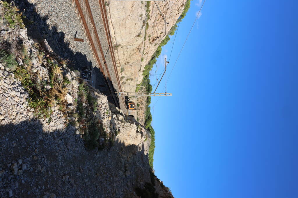 Ideal trainspotting path.