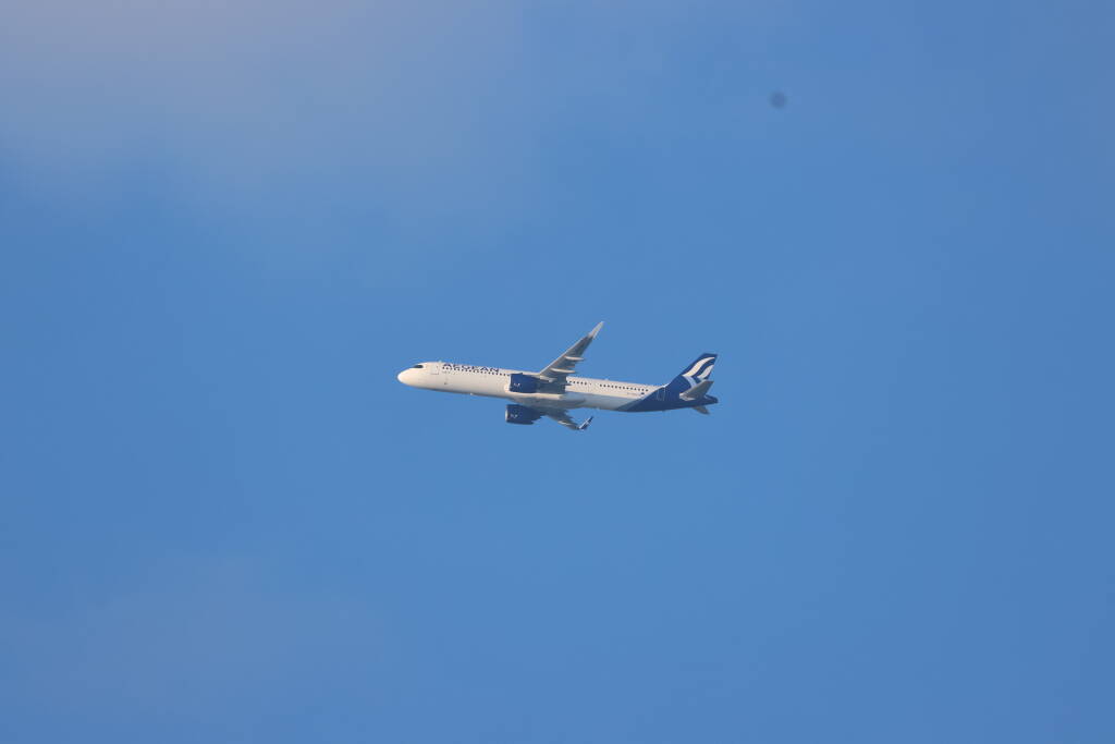 Airbus A321 SX-NAH from Praha to Αθήνα. Apparently not a member of the one-mile-high club.