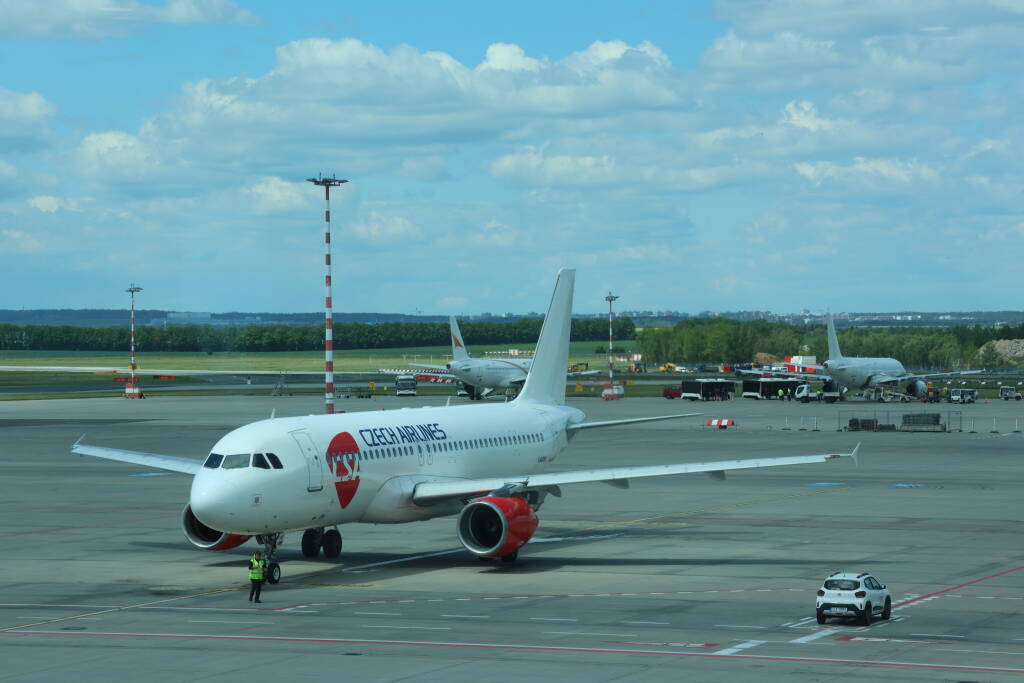 Airbus A320, OK-IOO, Smartwings in ČSA livery, about to depart for Bucureşti.