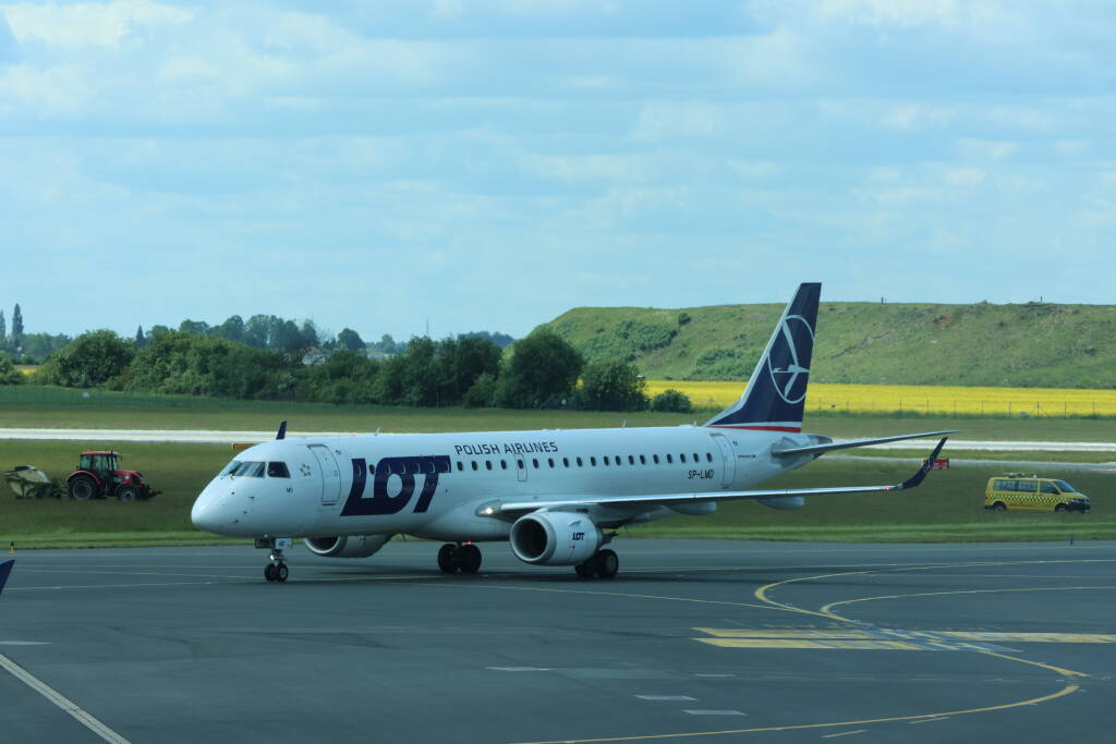 Embraer E190, SP-LMD od Polish LOT, arrived from Warszawa.