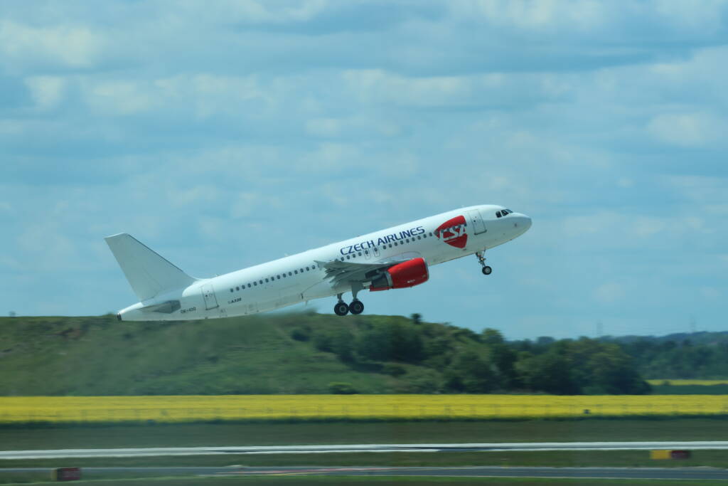 The very same Airbus A320, OK-IOO, just airborne, heading for Bucureşti.