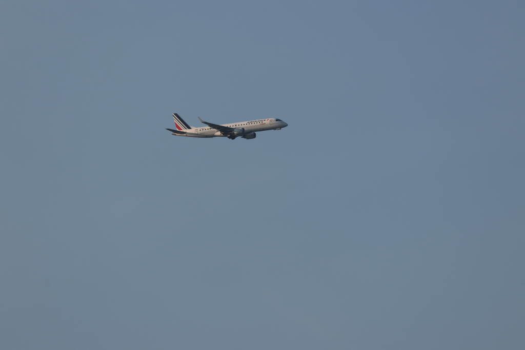 Embraer E190 flying from Paris to Praha has just opened the landing geer door.