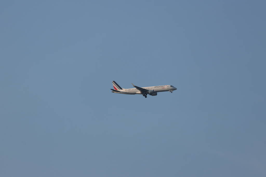 Flight AF 1082 is extending its landing gear right now.