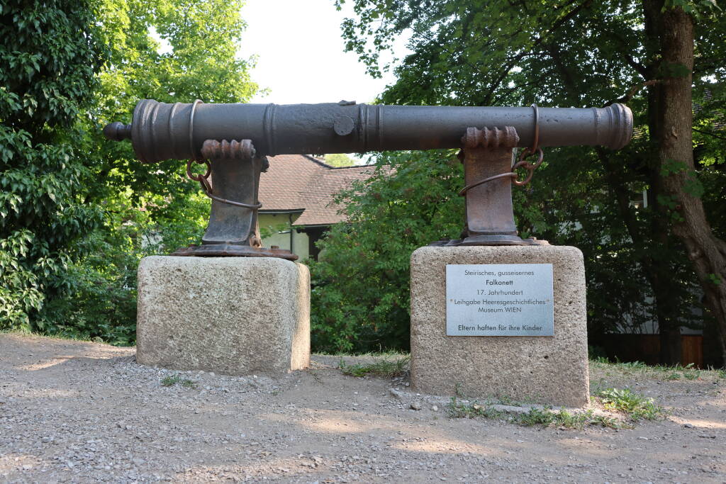 A cannon in front of the castle. Parents, watch out for your children. Why? To not shoot the cannon inadvertently? Do you let your children have gunpowder or what?