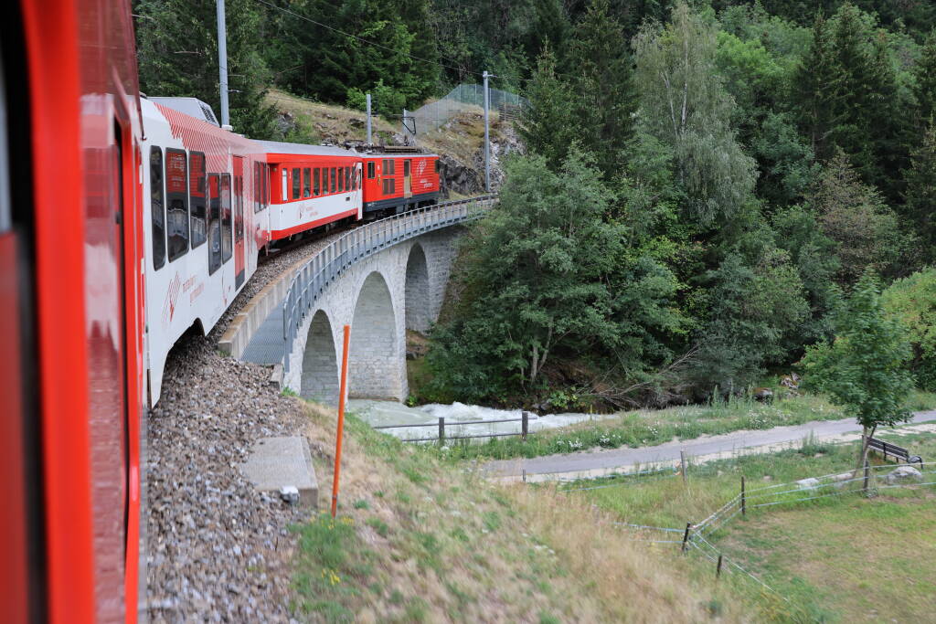 Train, stone bridge, wild creek, nothing more to desire.