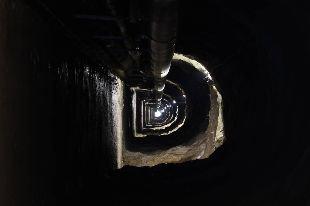 In the tunnel, there are pipes on the side and it's otherwise freely and legally walkable.