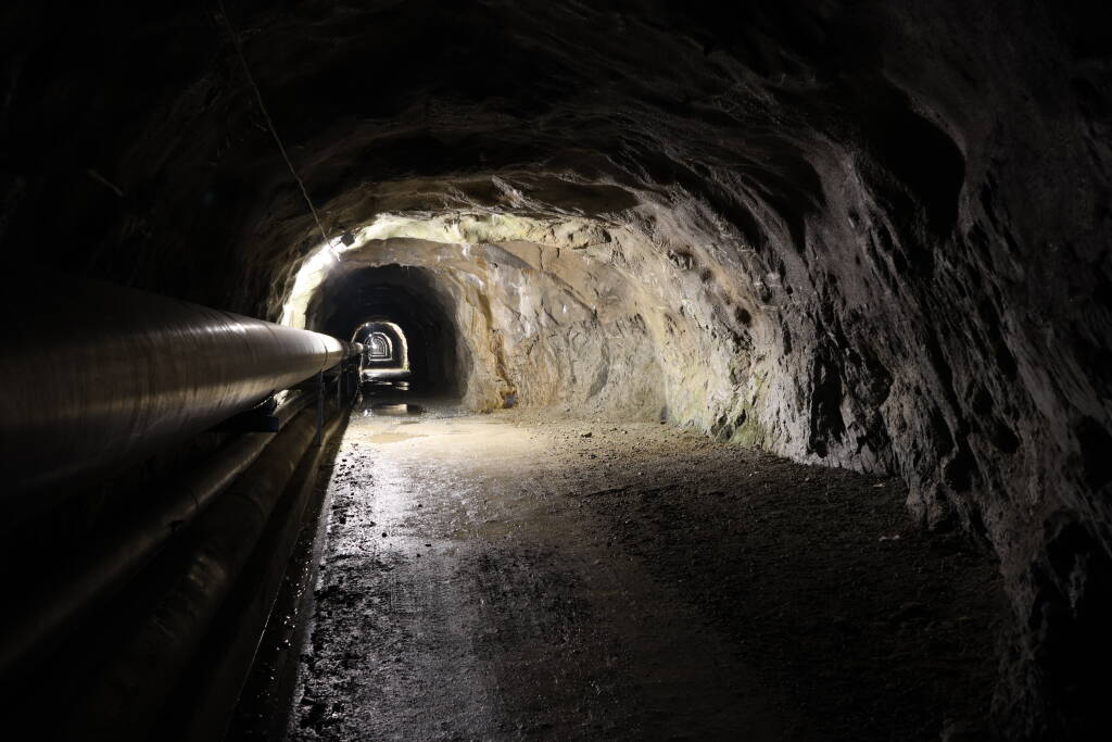 I even found a passing point. But also the ceiling leaks water at some places. It was nicely cold in the tunnel but I didn't have time to walk its full length. Maybe next time.