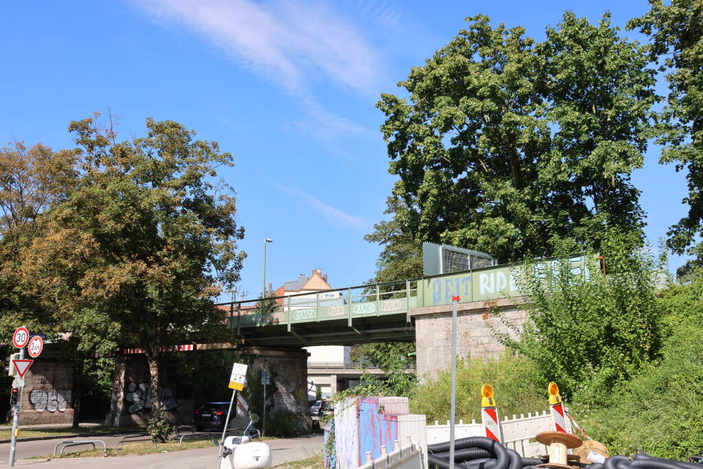 Bridge on a connecting track between Isartalbahn and the München Süd station. Gesperrt, of course.