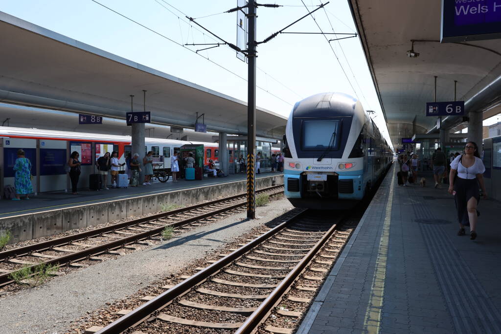 Linz. Westbahn leaving in direction Wels.