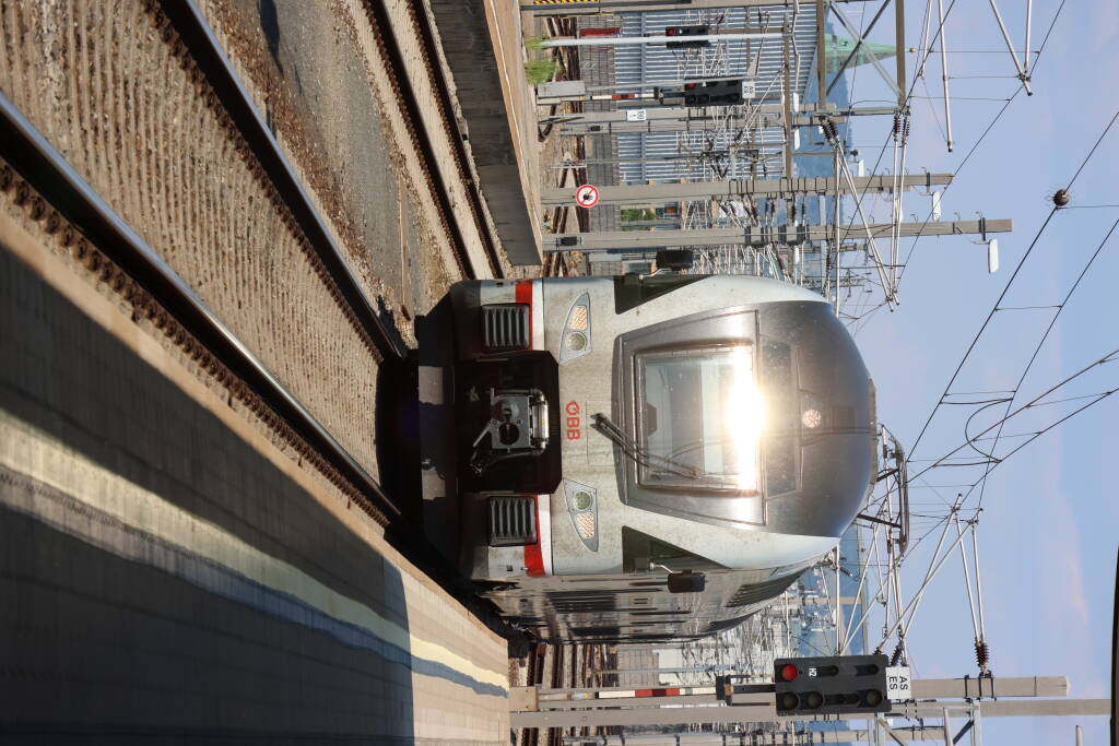 Another track, IC to Salzburg arriving. The face looks gnarly but I let him go, I need the next train which takes me directly to Feldkirch.