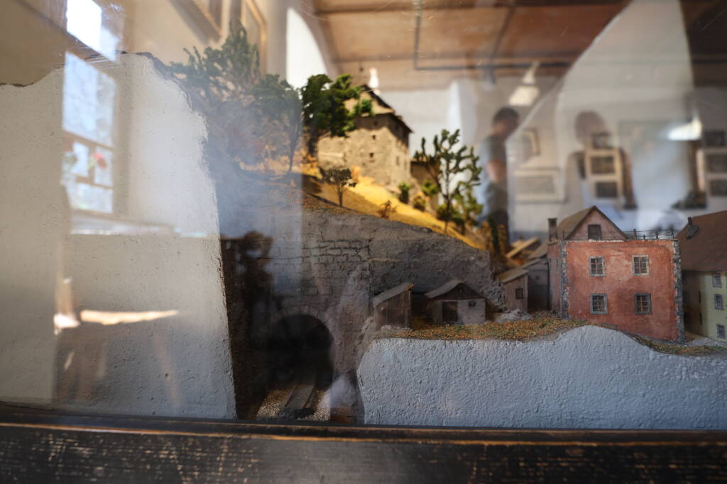 I always thought that a tunnel under a castle is mostly a model railway solution for suboptimal space but here it is in real life.