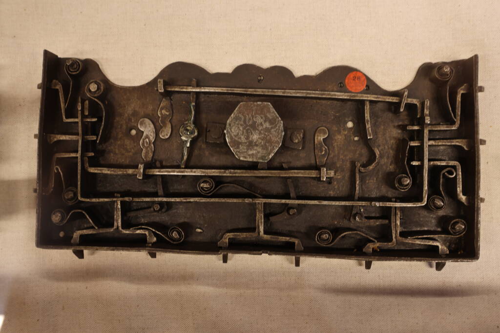 … and as you can see when we gutted it, it's a simple lever mechanism.