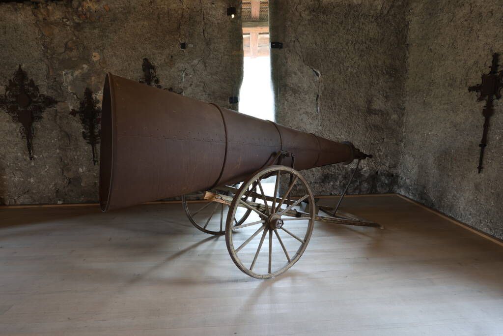 Also an announcement cannon is placed in the top floor of the tower.