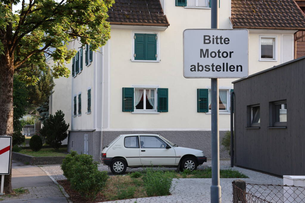 They write that you should drop your engine here, not the whole car.