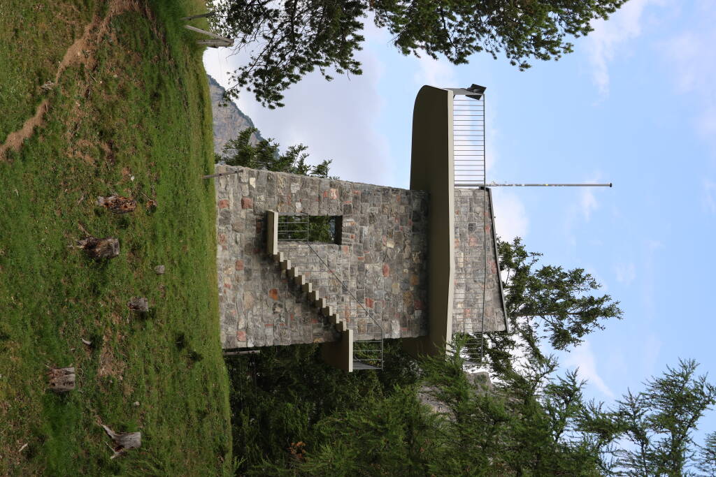 To this lookout tower. It's a bit of a stone wall and some concrete around.