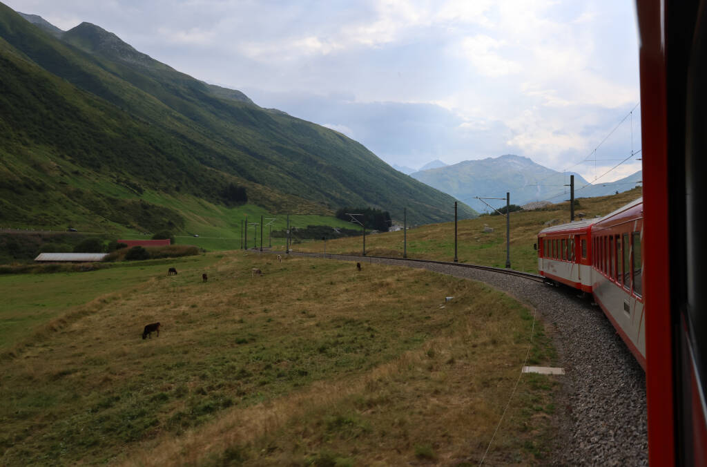 The railway is curving around Alpen mountainsides.
