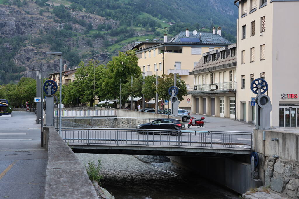 Self-drawing bridge. When water is too high, it flows into underground tanks which then, by a pulley system, raise the bridge by about meter and half.