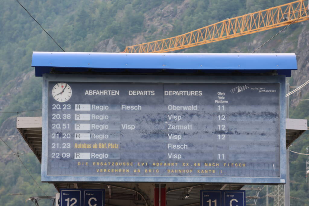 The station of Matterhorn-Gotthard Bahn in Brig is separate from SBB nd its main information panel is historical, split-flap, made probably by Solari di Udine. Behind me, the railway continues to Andermatt.