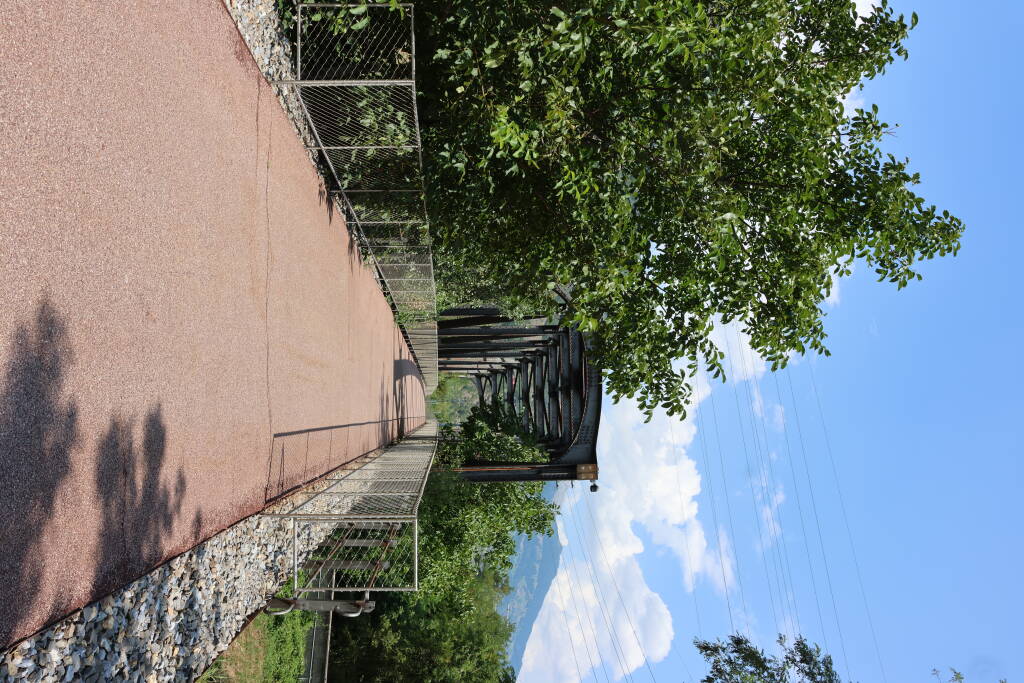After leaving Naters, the former railway crosses Massa (hereditary of Rhôna) and two hydroelectric power plant outlets.