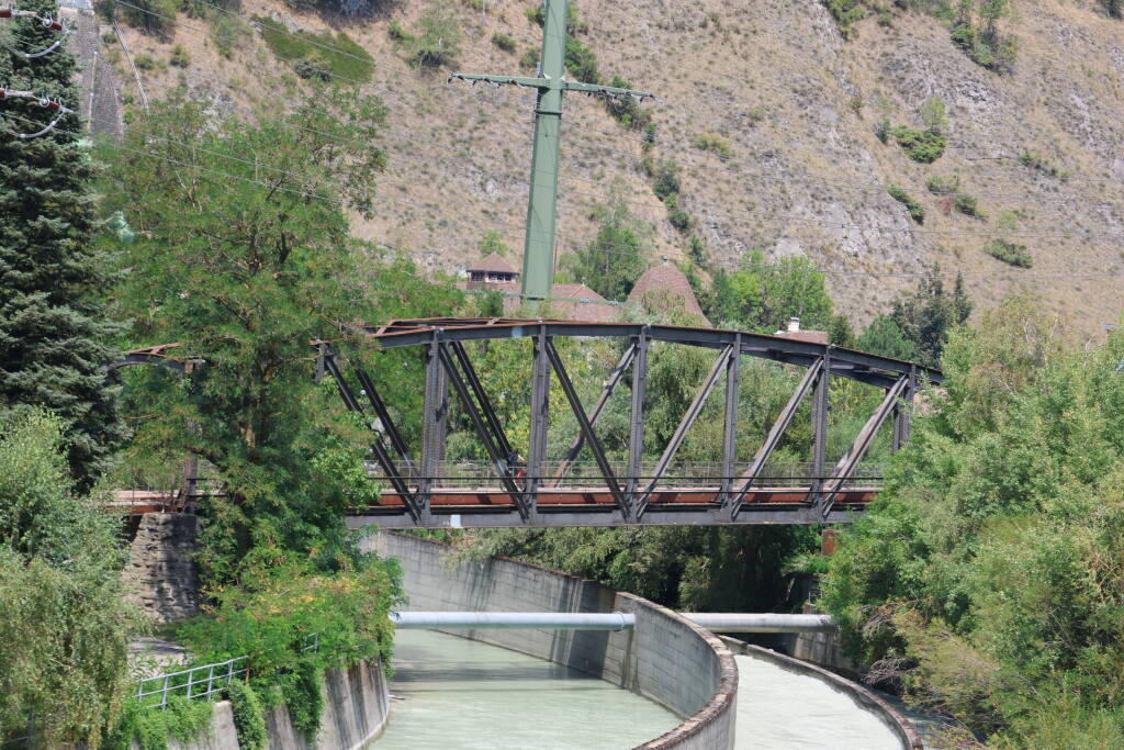 This most was on one of the previous photos, bearing the tracks originally. Water state hints that one of the power plants produces electricity at its full capacity.
