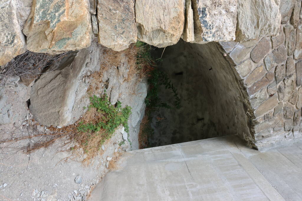 A pillar built just in the middle of the arch of the old bridge? Really?! SBB CFF, FFS!!