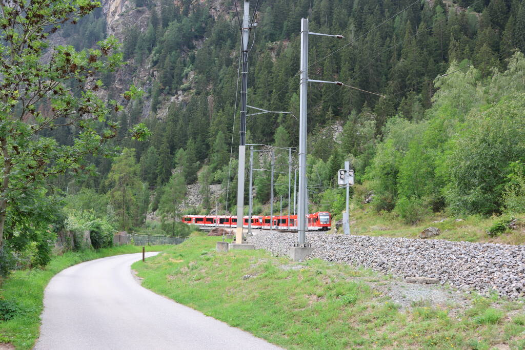 This train will enter the tunnel.