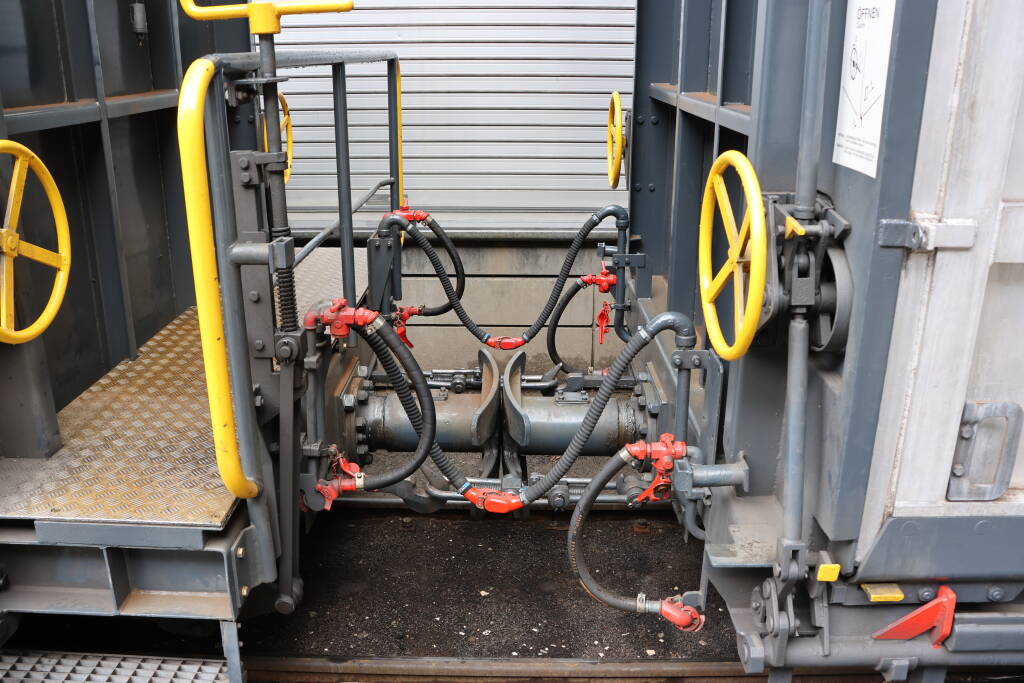 Freight train being prepared for departure downhill. Notice that the wagons have one bumper (instead of two), two screw-and-hook couplings (instead of one), and a vacuum brake (instead of compressed air brake).