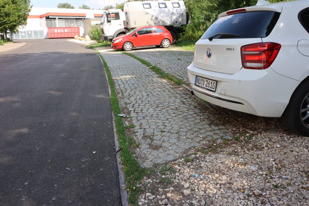 Before I get back to why the trams don't run, here is a piece of a freight siding just behind the tram depot.