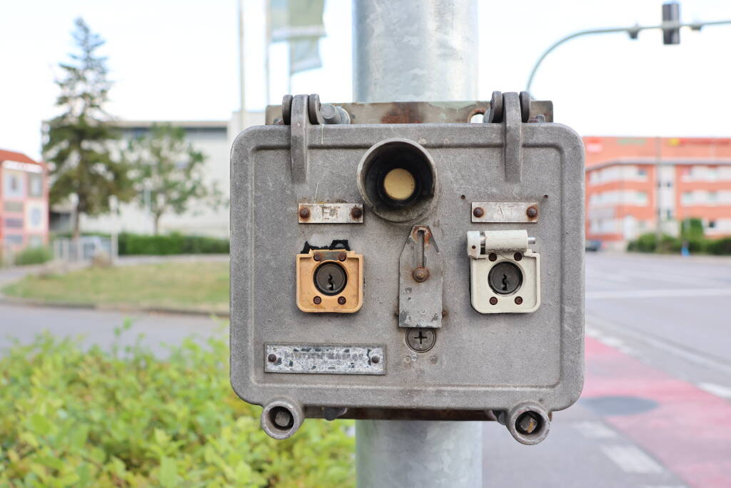 Manual control panel of the signalled crossing. I don't have the key.