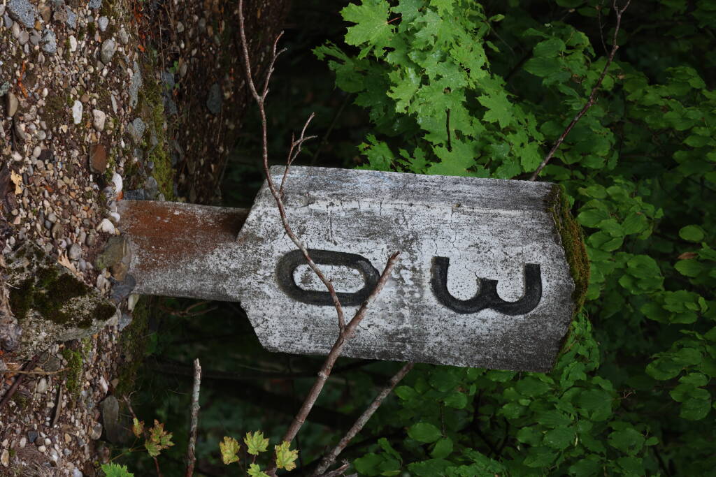 Concrete hectometer sign.