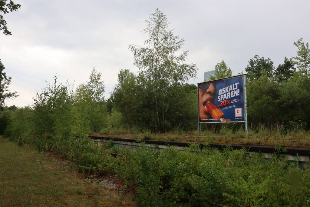 This place on the platform is visible from the highway, and therefore a billboard stands here. It is not historical but the whole station is a heritage site together with the rest of the olympic village.