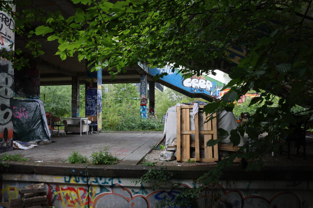 Ad: An apartment for rent, maisonette, three rooms, 1000 m². Ideal for lovers of both nature and industrial environment.