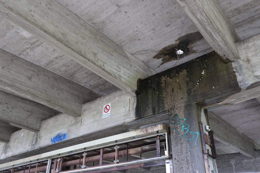 The roof is not in its best shape. Is a gutter pipe missing here?