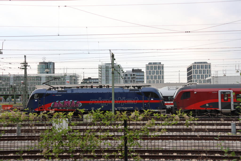 Railjet with a locomotive on the wrong side (cab wagon). Do they still lack certification or what?