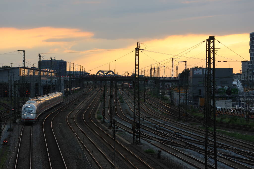 Arrival of an evening ICE to the station München HBf.