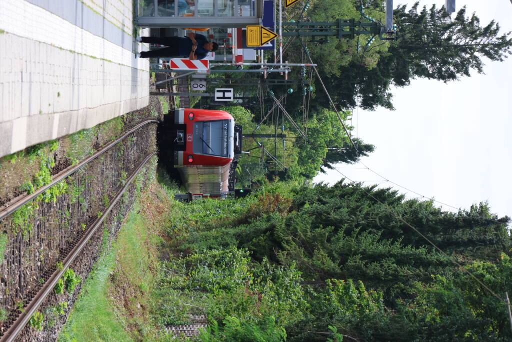 I reached the station Großhesselohe Isartalbahn. From here I go on foot.